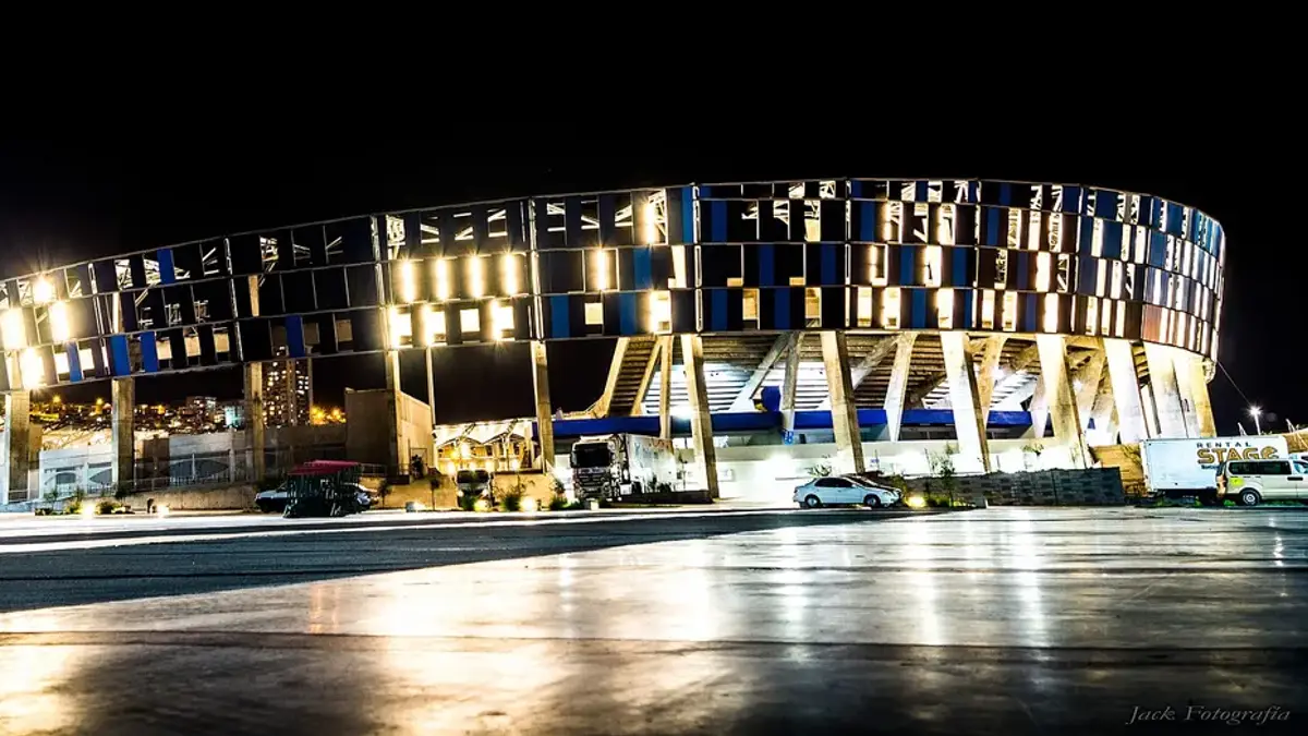 Vista nocturna del estadio Regional Calvo y Bascuñán de Antofagasta