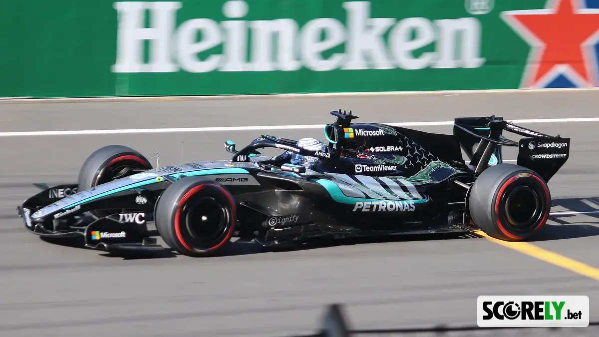 Carro de Fórmula 1 da Mercedes pilotado por George Russell na pista (foto de arquivo)