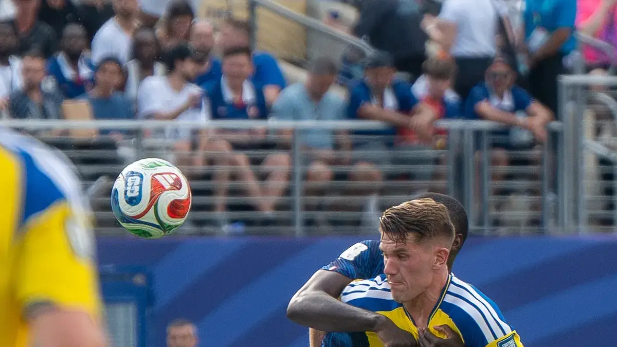 Viktor Gyökeres playing for Sweden against France