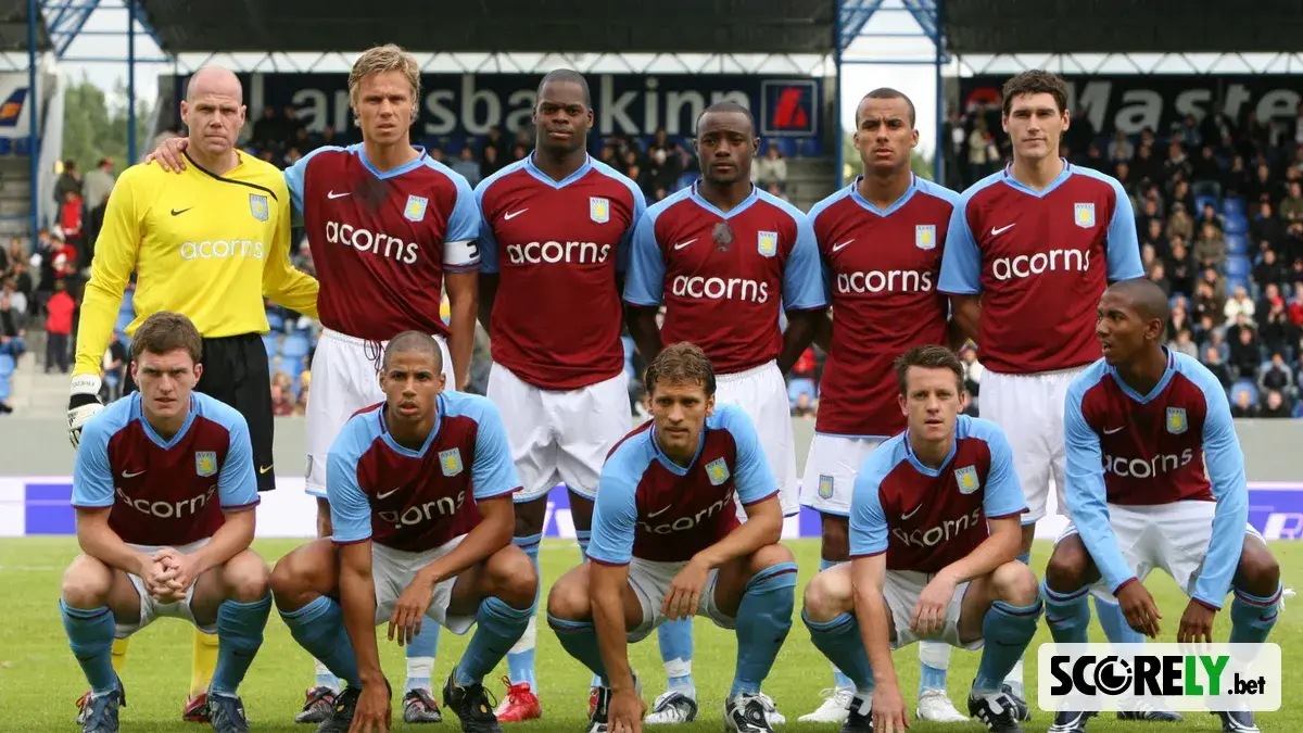 Plantilla del Aston Villa posando para una foto oficial de equipo (foto de archivo)