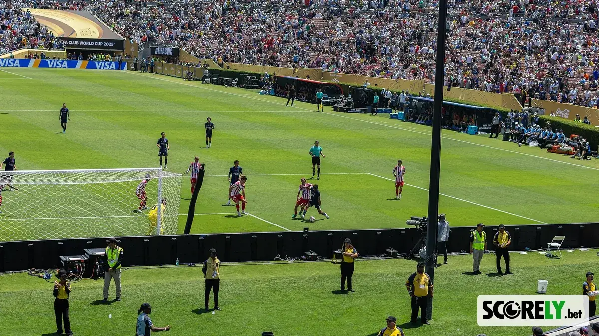 Jugadores del Atlético de Madrid disputando un partido en el campo (foto de archivo)