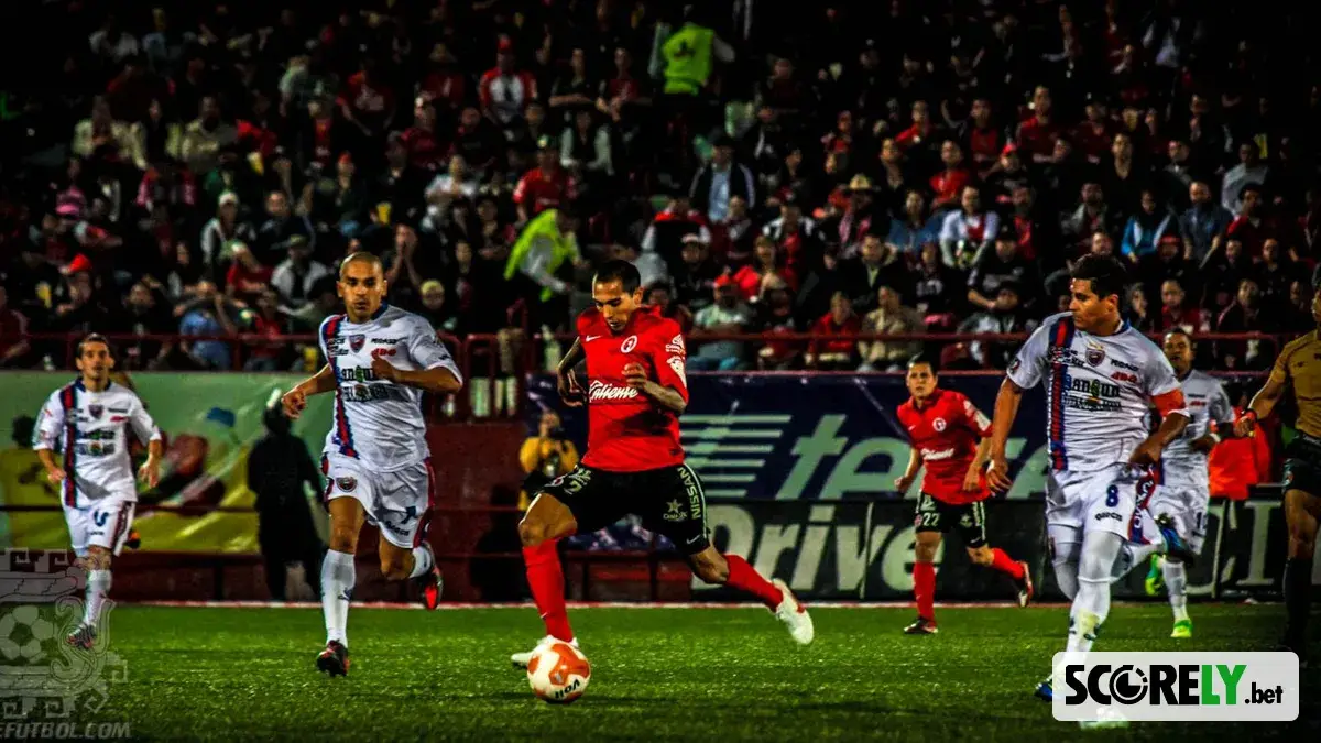 Jugadores del Atlante disputando un partido de fútbol en el estadio (foto de archivo)