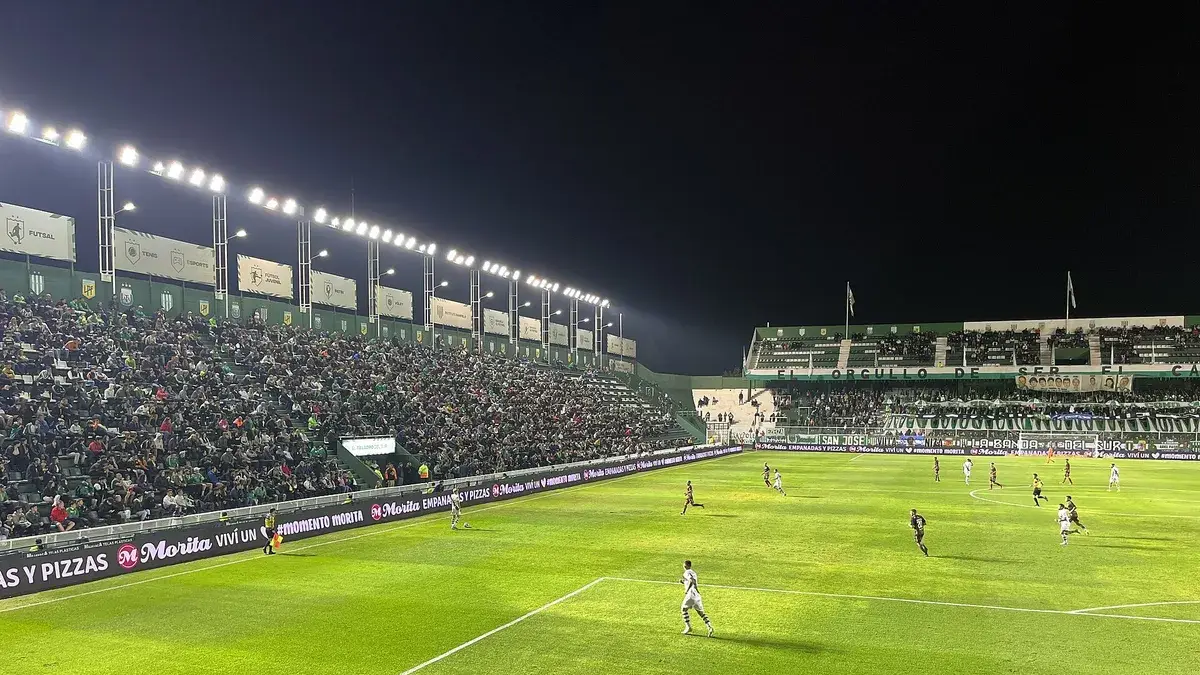 Estadio Florencio Sola de Banfield durante un partido en 2023