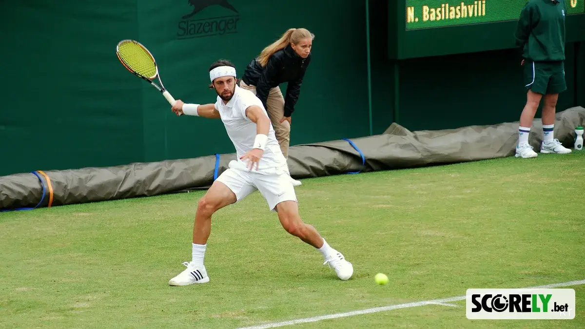 Nikoloz Basilashvili golpeando la pelota durante un partido de tenis en Wimbledon (foto de archivo)