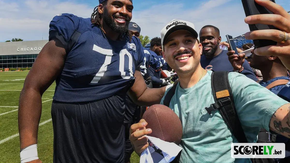 Jugador de los Chicago Bears posando para un selfie con un aficionado (file photo)
