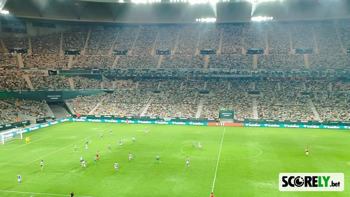 Partido de fútbol en el Estadio Benito Villamarín del Real Betis (foto de archivo)
