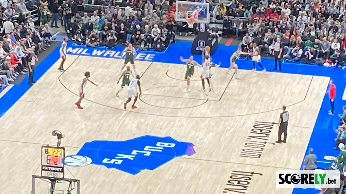 Jugadores de Milwaukee Bucks disputando un partido de baloncesto en su estadio (foto de archivo)