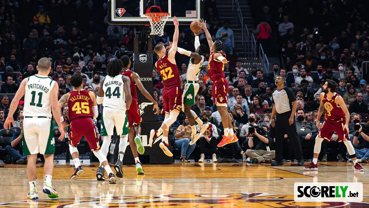 Jugadores de los Boston Celtics disputando un partido de baloncesto profesional (file photo)