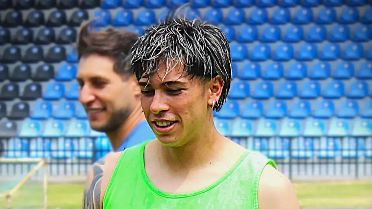 Maximiliano Gutiérrez con la ropa de entrenamiento de Huachipato en 2025