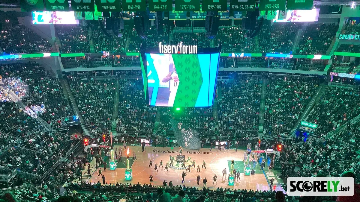 Los Angeles Clippers vs. Milwaukee Bucks March 2024 1 (arena) (foto de archivo)