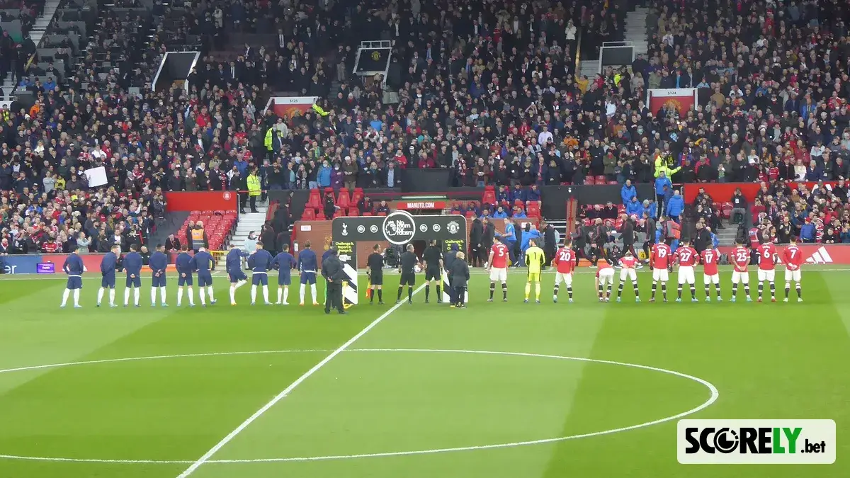 Jugadores del Manchester United formados en el campo antes del partido (foto de archivo)