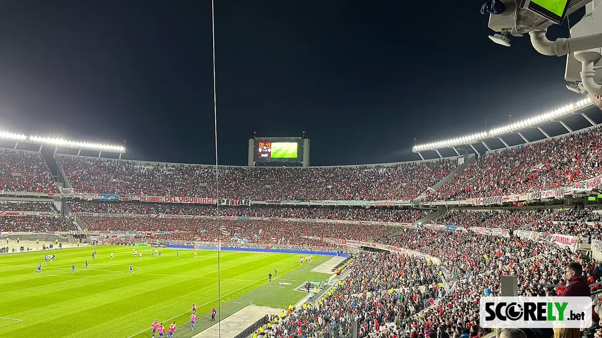 Vista panorámica nocturna del estadio Monumental de River Plate lleno de aficionados (foto de archivo)
