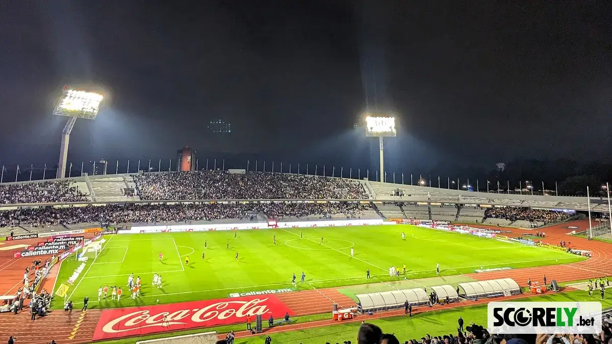 Vista panorámica nocturna del Estadio Universitario durante un partido de fútbol (foto de archivo)