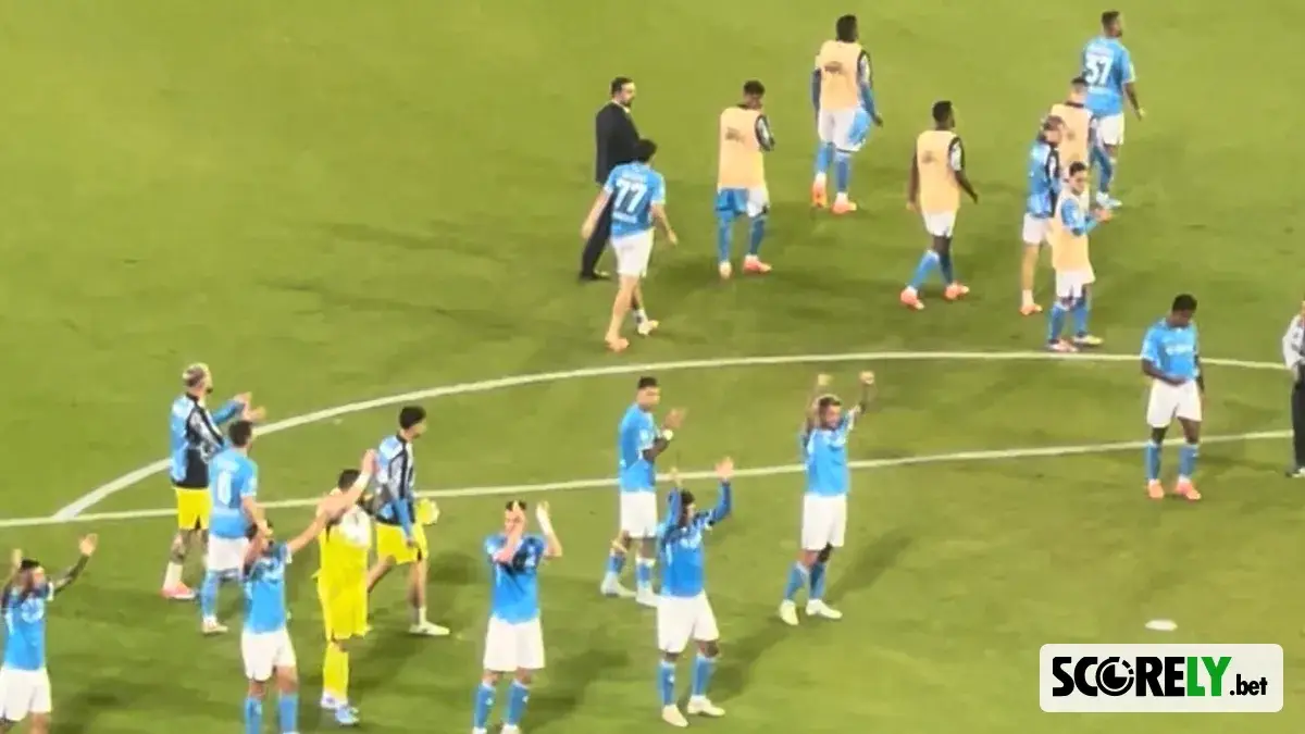 Jugadores del Napoli saludando a la afición tras un partido de fútbol (foto de archivo)
