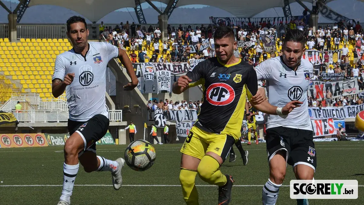 Jugadores de Colo Colo disputan el balón contra un rival de San Luis (foto de archivo)