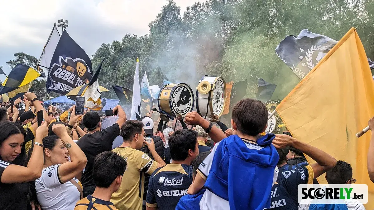 Pumas UNAM ultras before a match against Tigres UANL in August 2023 (foto de archivo)