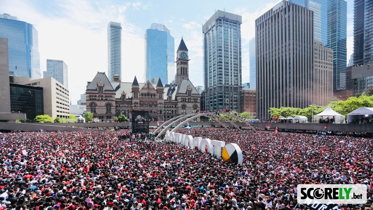 Multitud celebrando el campeonato de los Toronto Raptors en Nathan Phillips Square (file photo)