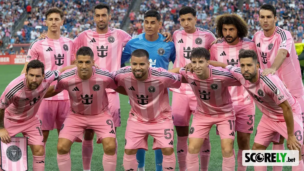 Jugadores del Inter Miami CF posando juntos en el campo de juego (foto de archivo)