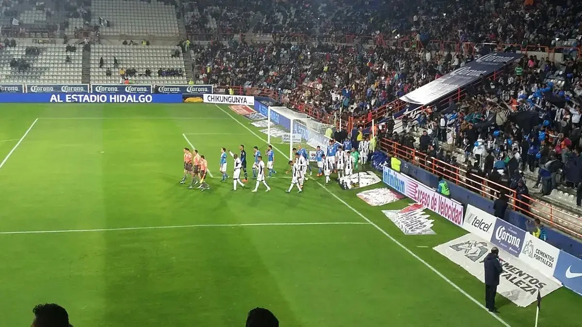 Jugadores de Cruz Azul y Pachuca al inicio de un partido en el estadio Hidalgo