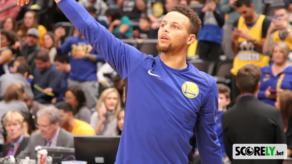 Stephen Curry con ropa de entrenamiento de los Golden State Warriors (foto de archivo)