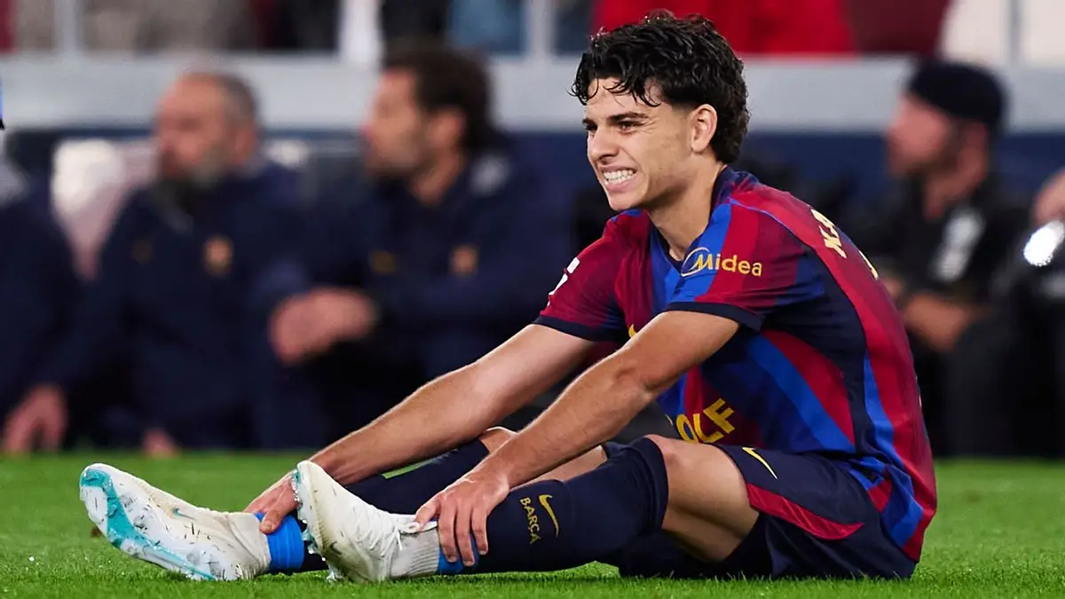 Jugadores del FC Barcelona y rival alineados en el centro del campo (file photo)