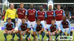 Plantilla del Aston Villa posando para una foto oficial de equipo (foto de archivo)