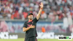 Jürgen Klopp saludando a la grada con ropa de entrenamiento del Liverpool (file photo)