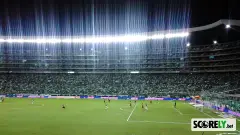 Estadio del Deportivo Cali durante un partido nocturno con aficionados en gradas (foto de archivo)