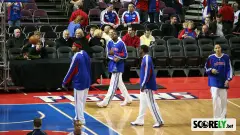 Jugadores de los Detroit Pistons calentando en la cancha antes del partido (file photo)