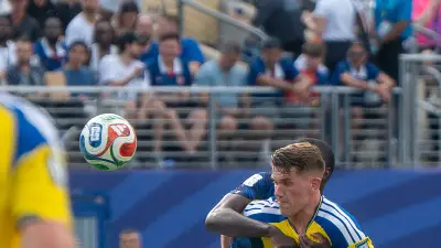 Viktor Gyökeres playing for Sweden against France