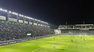 Estadio Florencio Sola de Banfield durante un partido en 2023