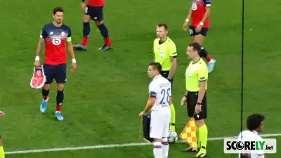César Azpilicueta del Chelsea junto a árbitros en un partido de fútbol (foto de archivo)