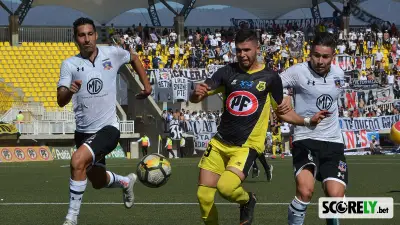 Jugadores de Colo Colo disputan el balón contra un rival de San Luis (foto de archivo)