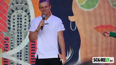 Alejandro Davidovich Fokina hablando con un micrófono frente a una pantalla colorida (foto de archivo)