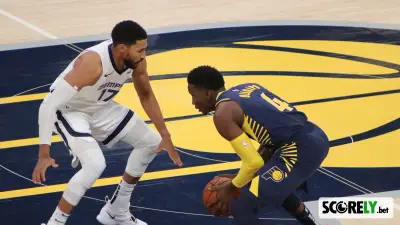 Jugador de Memphis Grizzlies defendiendo a un rival en la cancha (file photo)