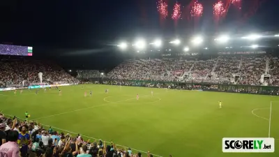 Partido de fútbol nocturno en el estadio del Inter Miami con fuegos artificiales (foto de archivo)