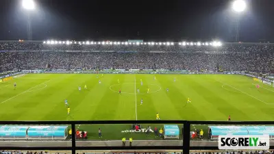 Estadio El Campín con Millonarios jugando un partido nocturno de fútbol (foto de archivo)