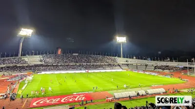 Vista nocturna del Estadio Olímpico Universitario durante un partido de Pumas (foto de archivo)