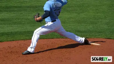Lanzador de los Tampa Bay Rays realizando un lanzamiento en el montículo (foto de archivo)
