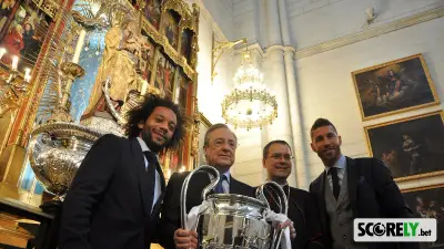 Marcelo, Florentino Pérez y Sergio Ramos con la Champions League en iglesia (foto de archivo)
