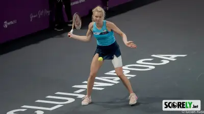 Katerina Siniakova golpeando una pelota de tenis en una pista cubierta (file photo)