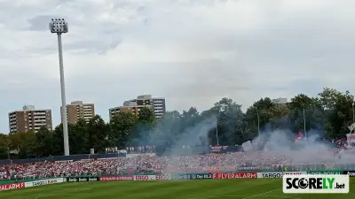 Grada del VfB Stuttgart con aficionados y bengalas en el estadio (foto de archivo)