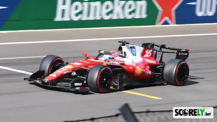 Charles Leclerc conduciendo su monoplaza Ferrari en un circuito de Fórmula 1 (foto de archivo)