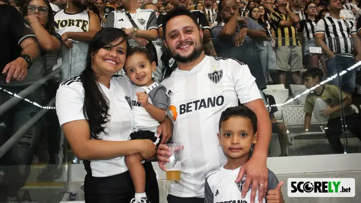 Família torcedora do Atlético-MG vestindo camisas oficiais do clube no estádio (foto de arquivo)