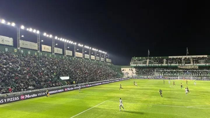 Estadio Florencio Sola de Banfield durante un partido en 2023