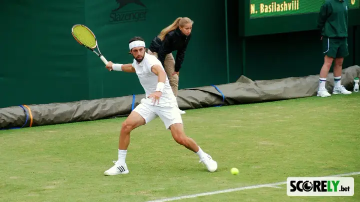 Nikoloz Basilashvili golpeando la pelota durante un partido de tenis en Wimbledon (foto de archivo)