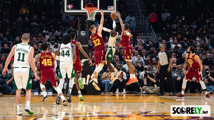 Jugadores de los Boston Celtics disputando un partido de baloncesto profesional (file photo)