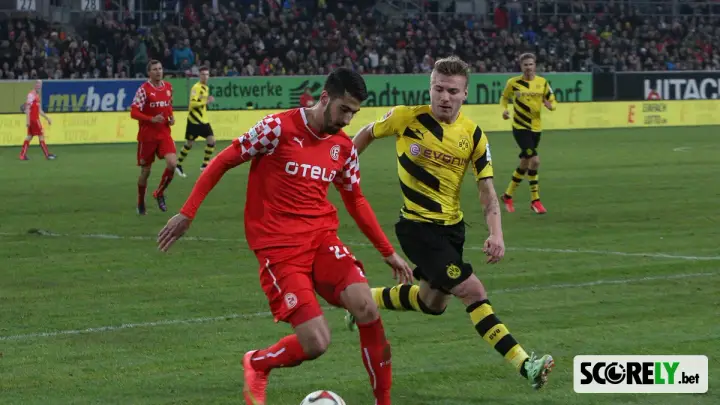 Jugador del Borussia Dortmund disputa el balón contra un rival en partido (file photo)