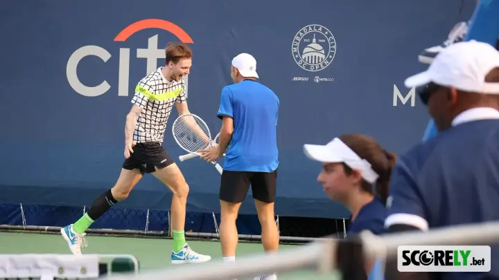 Tallon Griekspoor celebra un punto en la pista de tenis (foto de archivo)