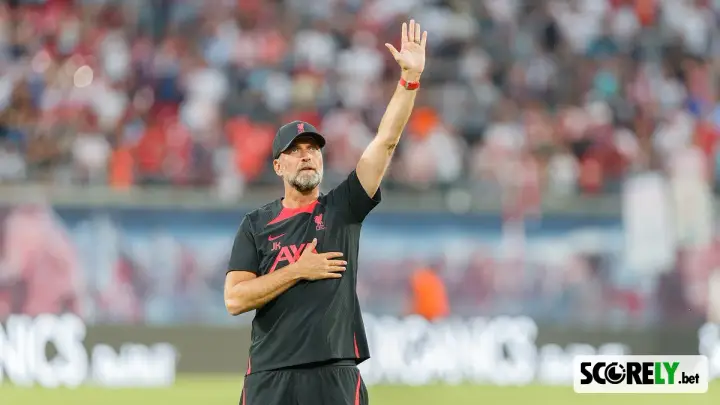 Jürgen Klopp, treinador do Liverpool, cumprimenta a torcida no estádio (foto de arquivo)